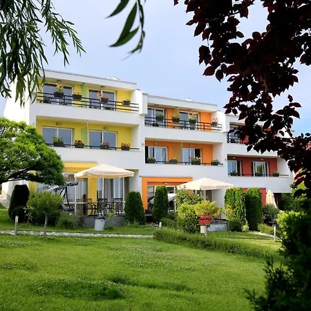 Stayinn Rainbow Beachfront By Asteri סאני ביץ'