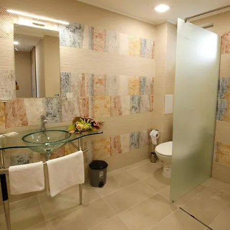 מלון Stayinn Rainbow Beachfront By Asteri סאני ביץ'